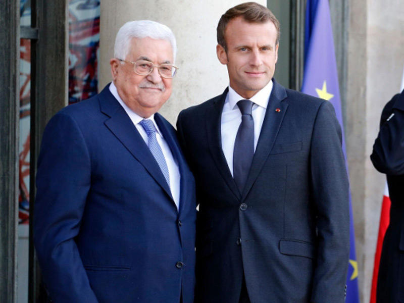 الرئيس الفلسطيني محمود عباس مع نظيره الفرنسي إيمانويل ماكرون
