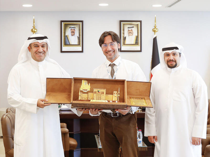 نائب رئيس مجلس الأمة أحمد الشحومي مكرماً الباحث العلمي د. ناصر الصايغ