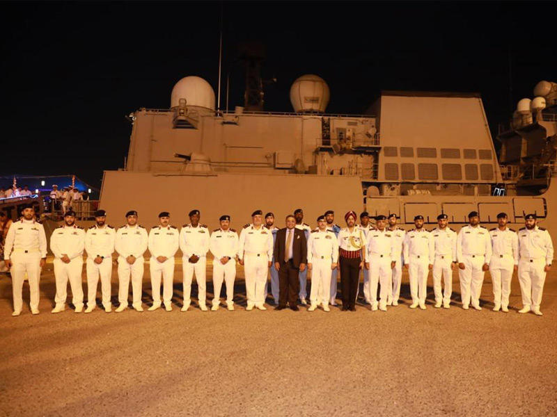 صورة تذكارية للضباط الكويتيين والهنود أمام الفرقاطة الهندية