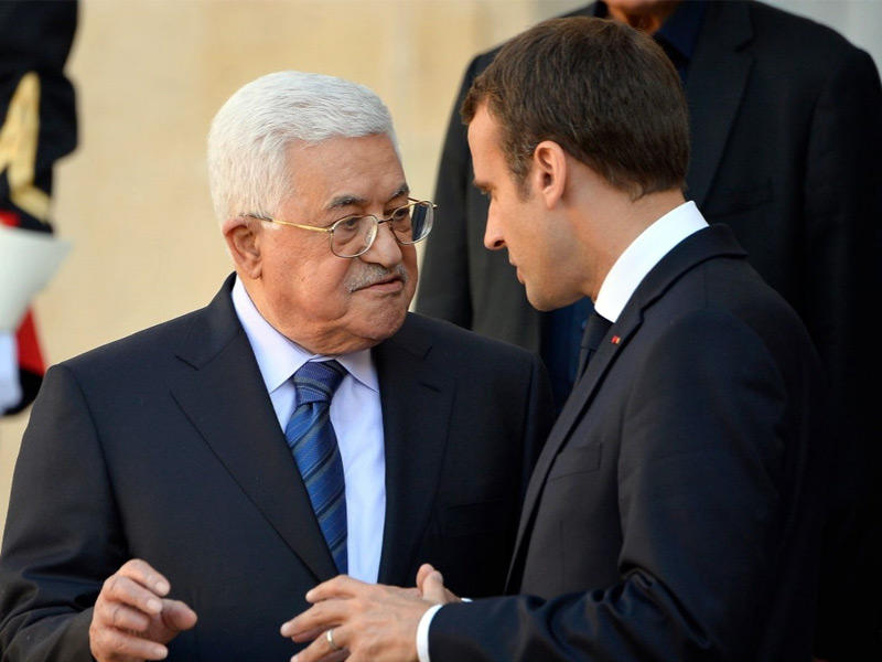 الرئيس الفرنسي إيمانويل ماكرون متحدثا للرئيس الفلسطيني محمود عباس 