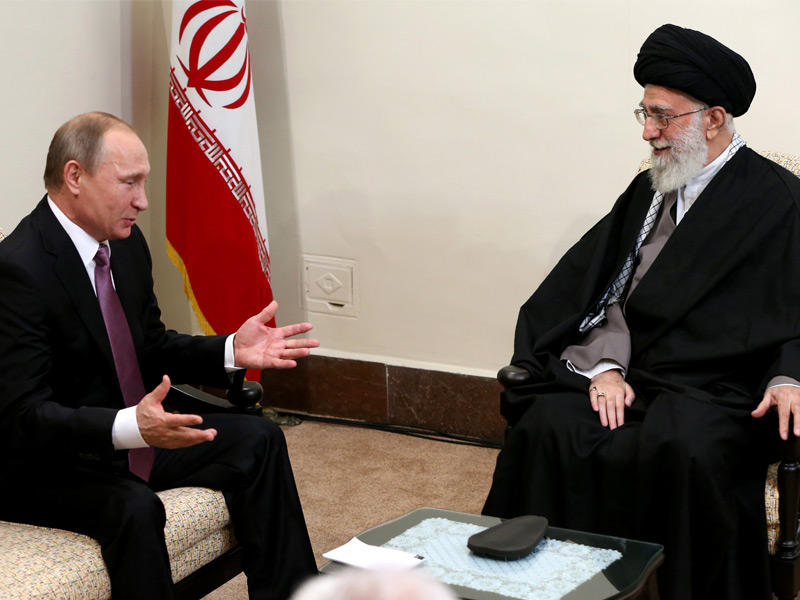 المرشد الأعلى الإيراني علي خامنئي متحدثا مع الرئيس الروسي فلاديمير بوتين 