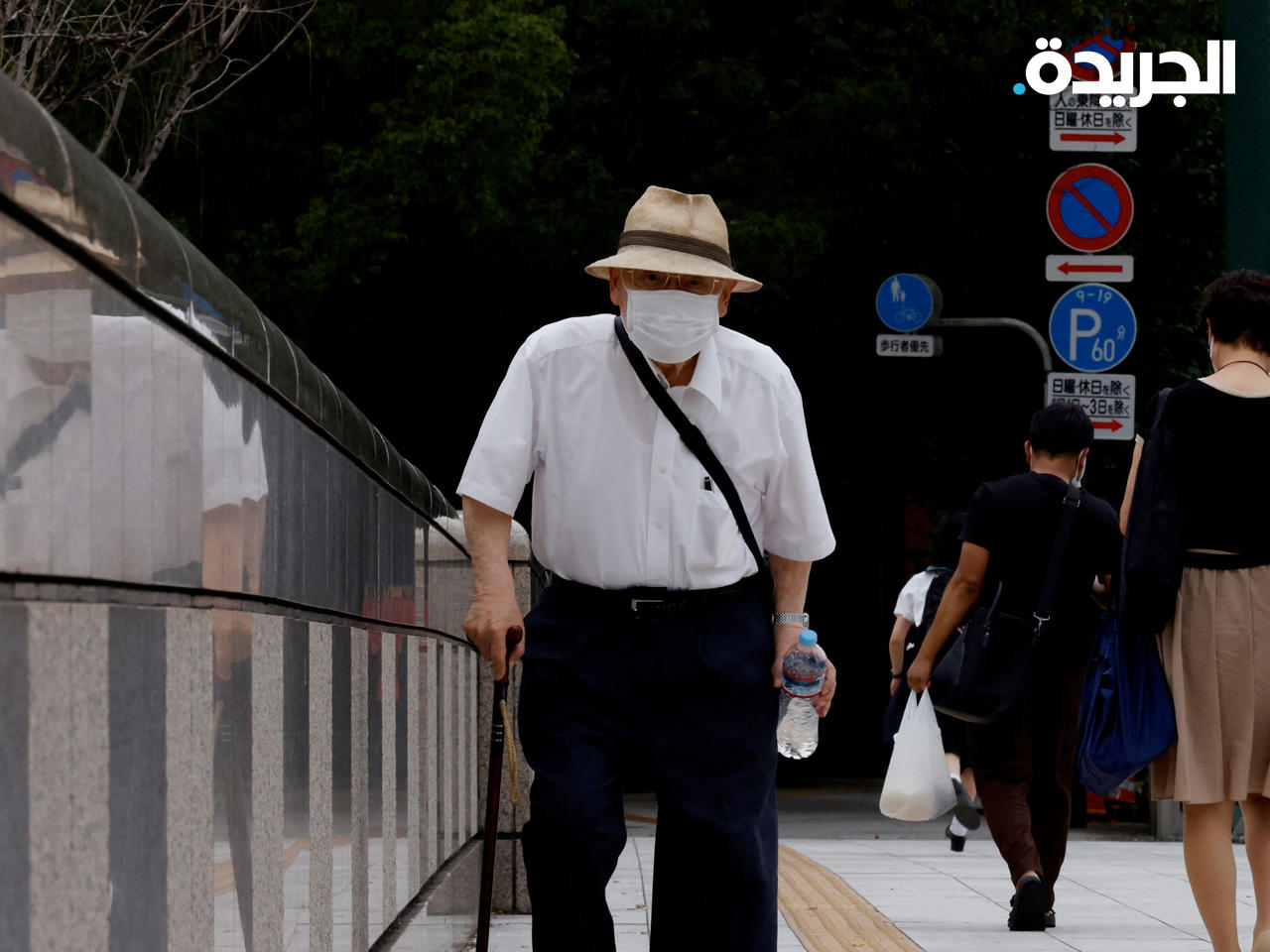 مسن ياباني يضع كمامة وجه في العاصمة اليابانية، طوكيو