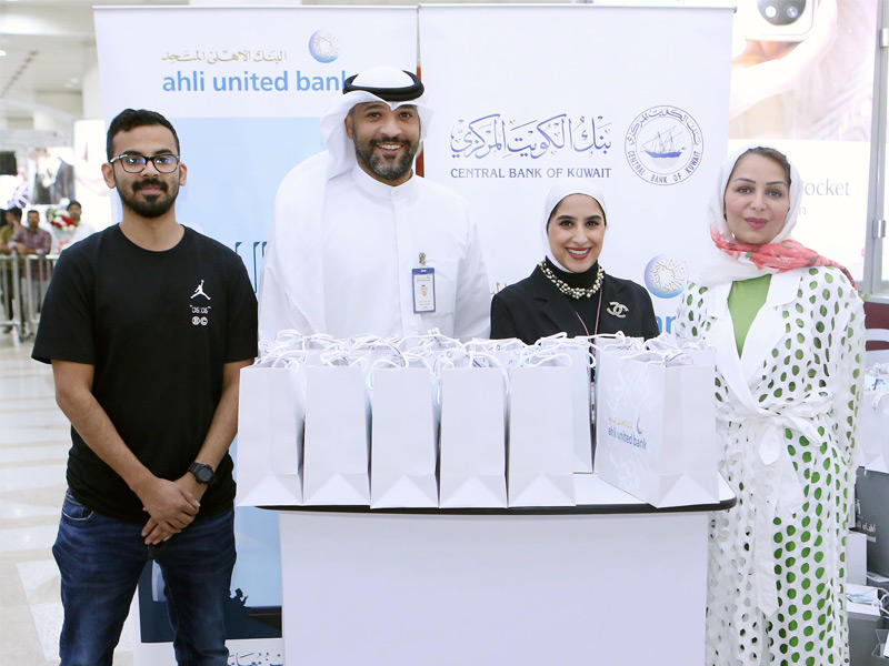 موظفي البنك الأهلي المتحد في انتظار الحجاج في المطار. 