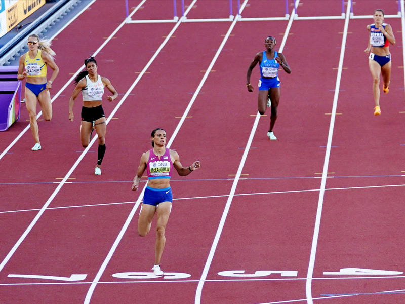 جيروتو تقود السباق... وفي الإطار تحتفل برقمها الجديد 