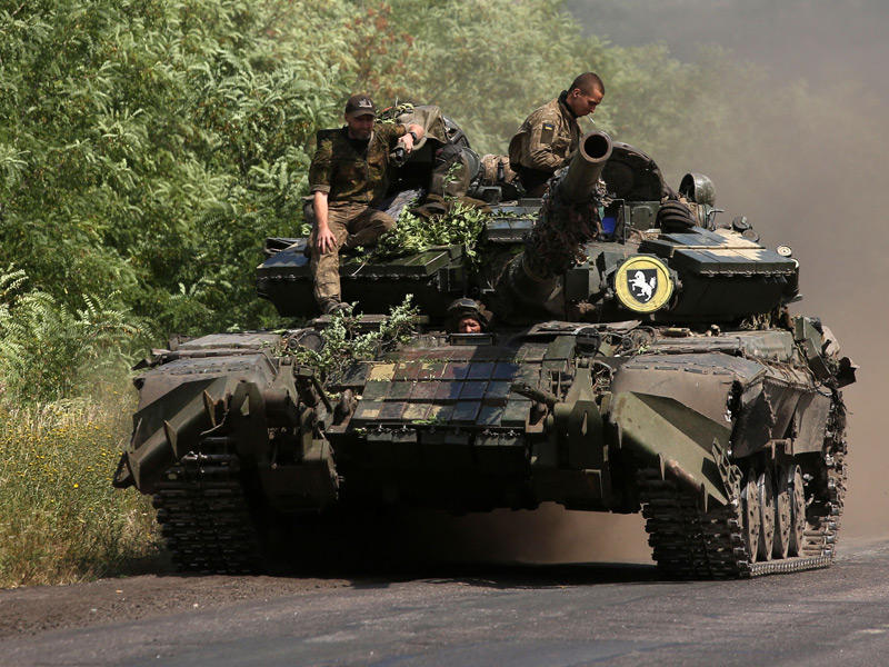 دبابة أوكرانية بأحد المواقع المتقدّمة في دونيتسك (أ ف ب)