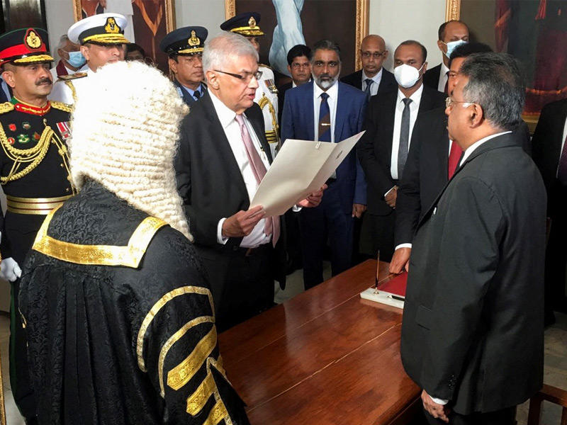 ويكريميسينغه يؤدي اليمين الدستورية أمس  (رويترز)