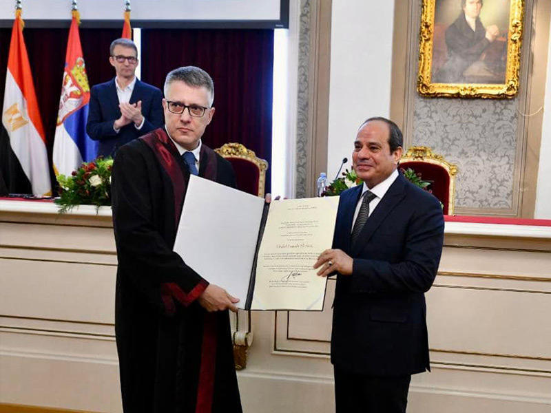 السيسي يتسلم الدكتوراه الفخرية بجامعة بلغراد أمس (الرئاسة)