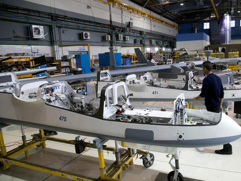 خط تجميع المسيرات بشركة الصناعات الجوية بجوار مطار بن غوريون  - (رويترز)