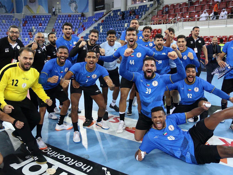 فرحة لاعبي الأزرق بالتاهل