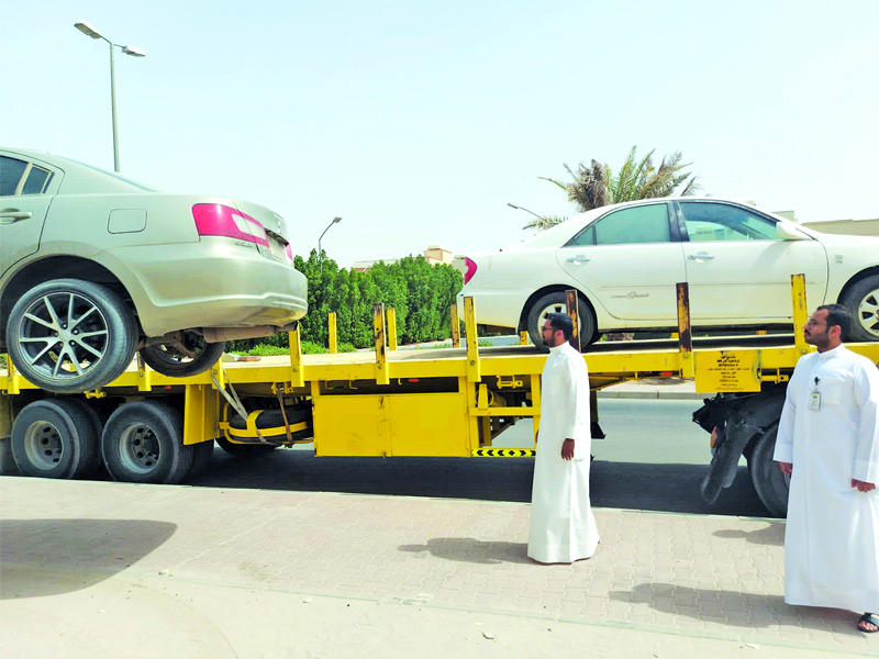 جانب من عملية رفع السيارة مهملة