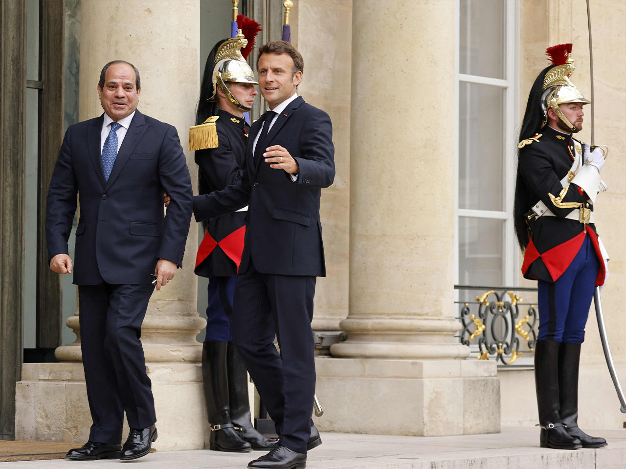 الرئيس الفرنسي إيمانويل ماكرون مستقبلاً نظيره المصري عبدالفتاح السيسي في قصر الإليزيه