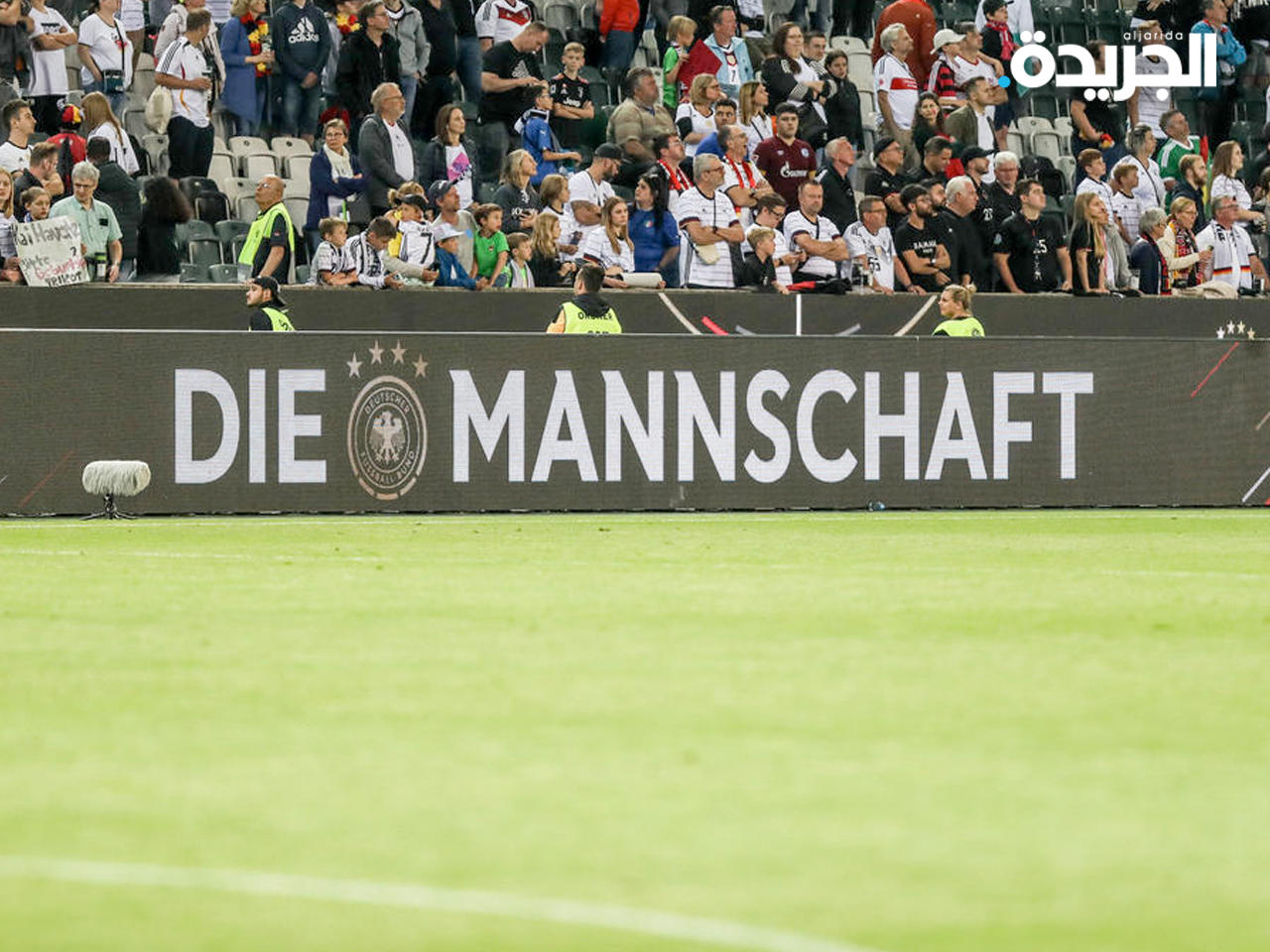 لافتة تحمل اسم لقب المنتخب الألماني «دي مانشافت»
