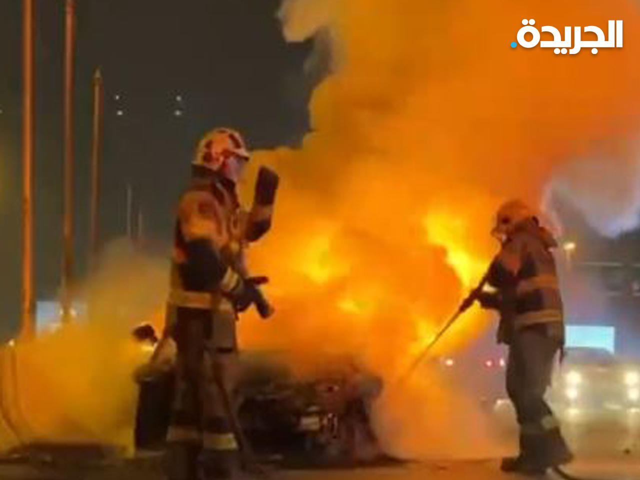 إخماد حريق مركبة على طريق الشيخ زايد آل نهيان