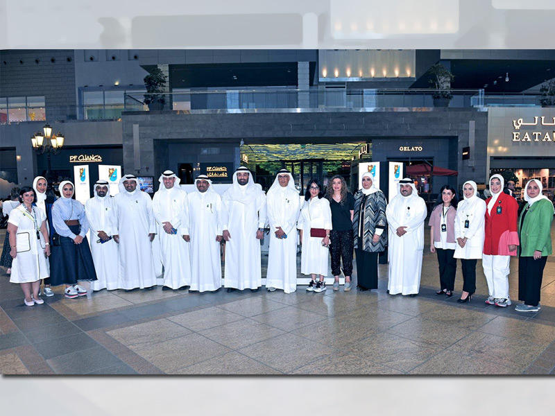 صورة جماعية للمشاركين في جناح الجامعة