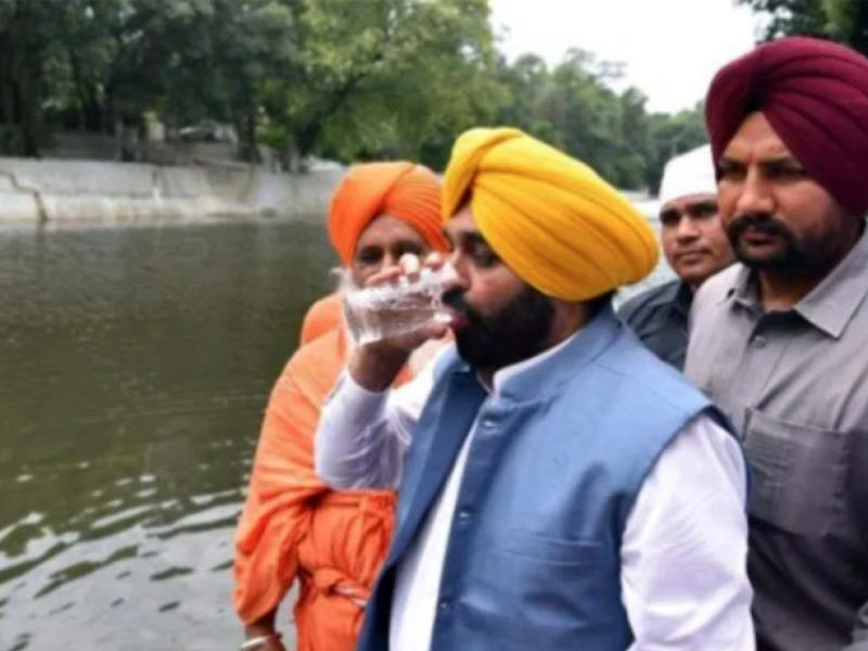 رئيس وزراء البنجاب، بهاجوانت مان وهو يشرب الماء من نهر كالي بين