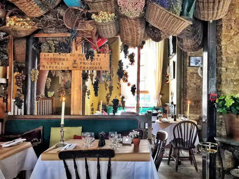 مطعم فرنسي يرفض استقبال السود