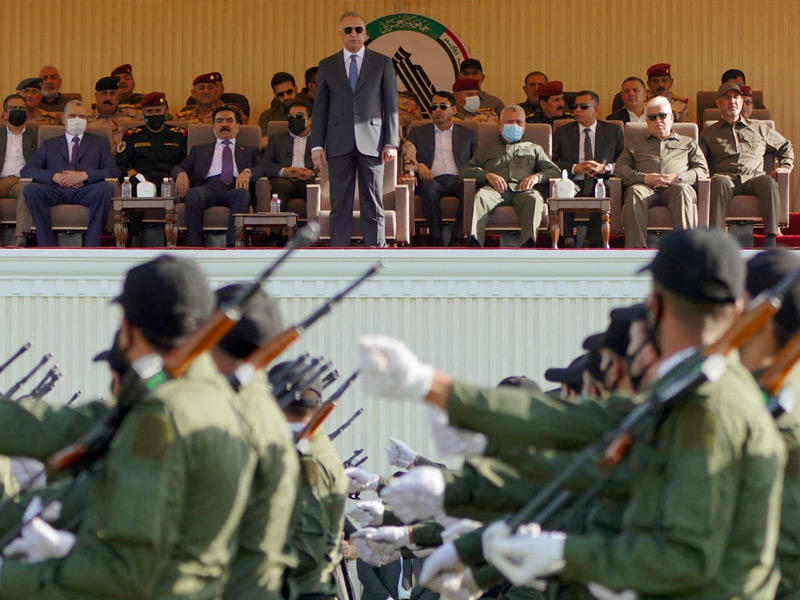 رئيس الوزراء المؤقت مصطفى الكاظمي خلال حضوره عرض «الحشد» في ديالي أمس (رويترز)