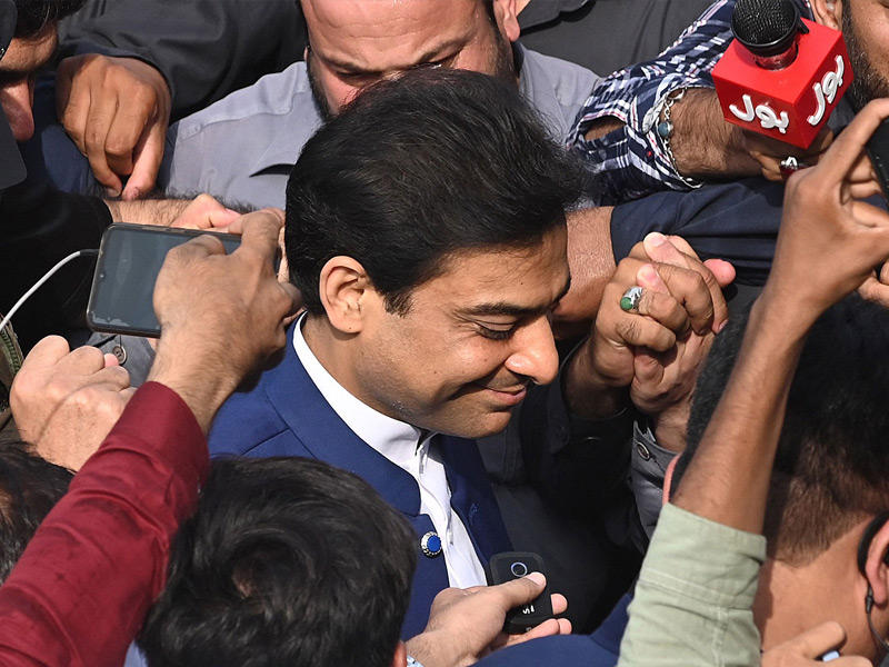 حمزة شهباز وسط حراسه في لاهور (أ ف ب)