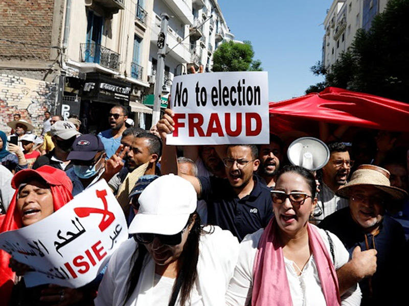 احتجاجات حاشدة وسط العاصمة تونس