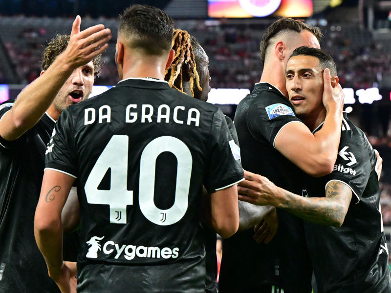 لاعبو اليوفي يحتفلون بتسجيل أحد الأهداف