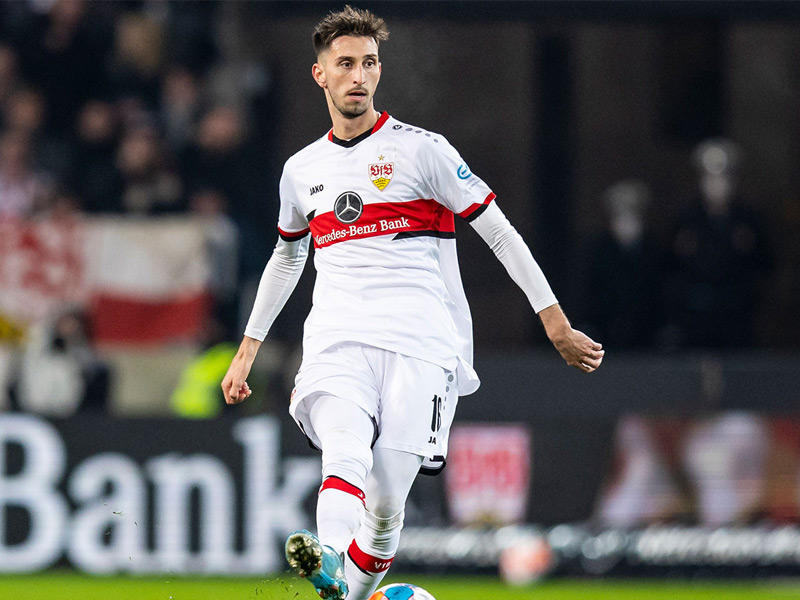  لاعب خط الوسط أتاكان كارازور