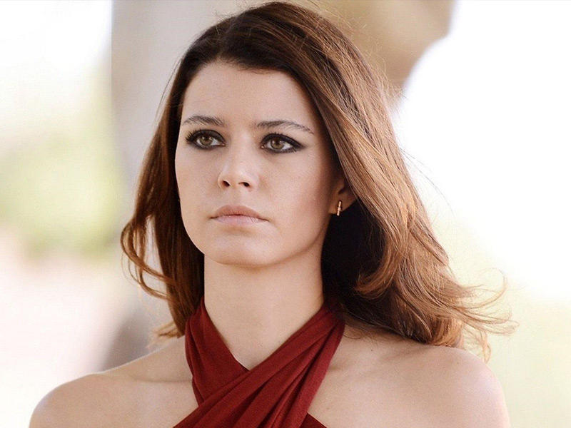 النجمة التركية بيرين سات