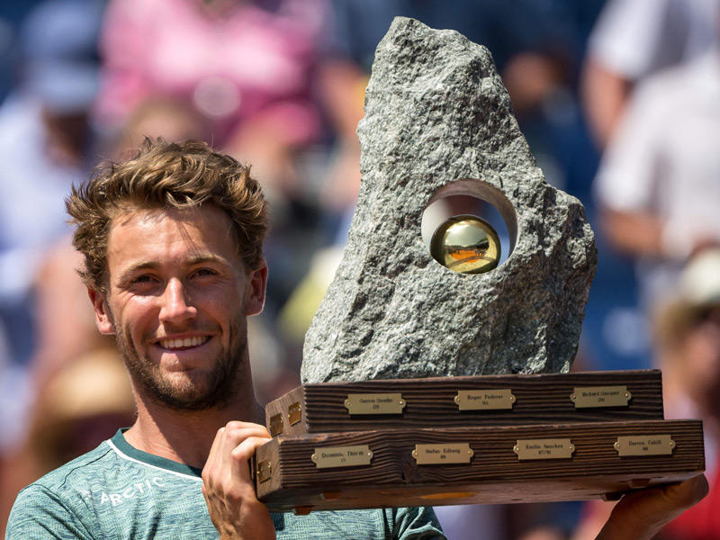 المصنف أول، بلقب دورة غشتاد السويسرية الدولية لكرة المضرب  كاسبر رود