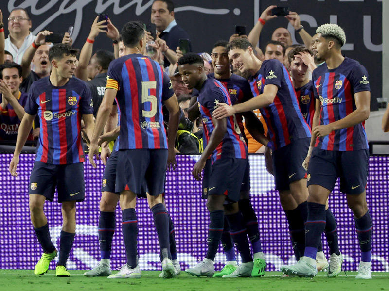 لاعبو البرشا يحتفلون بتسجيل الهدف