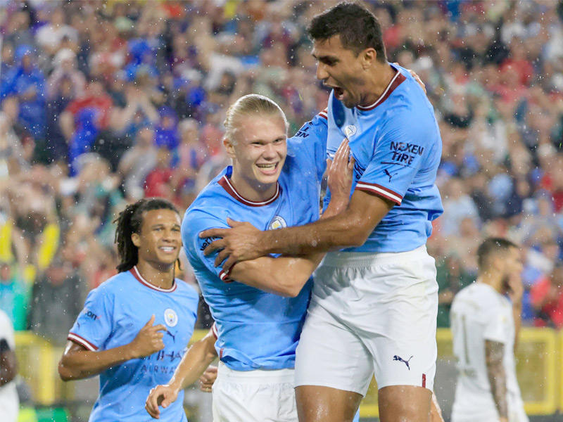 هالاند يحتفل بتسجيل هدفه