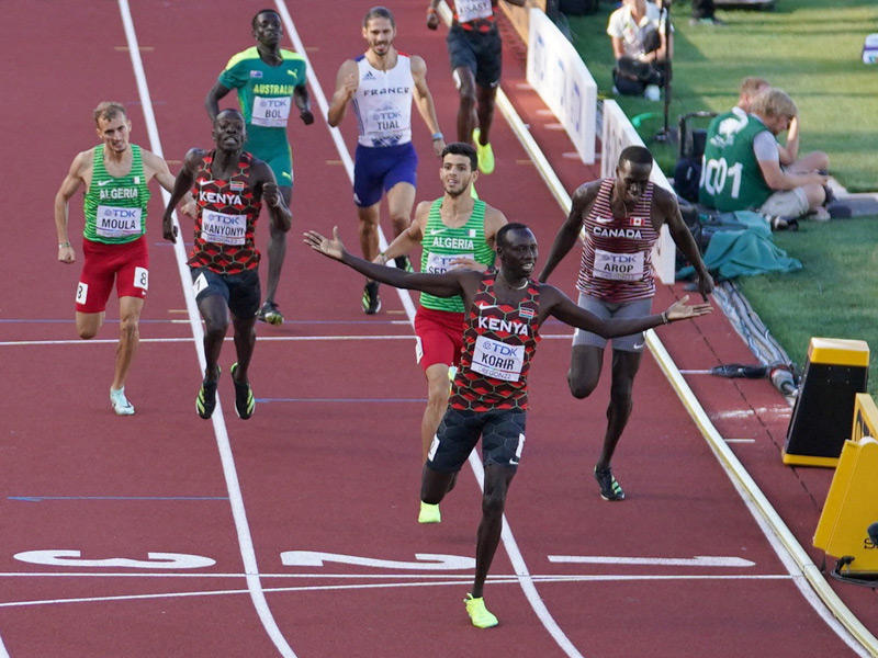 لحظة فوز المنتخب الكندي في سباق التتابع