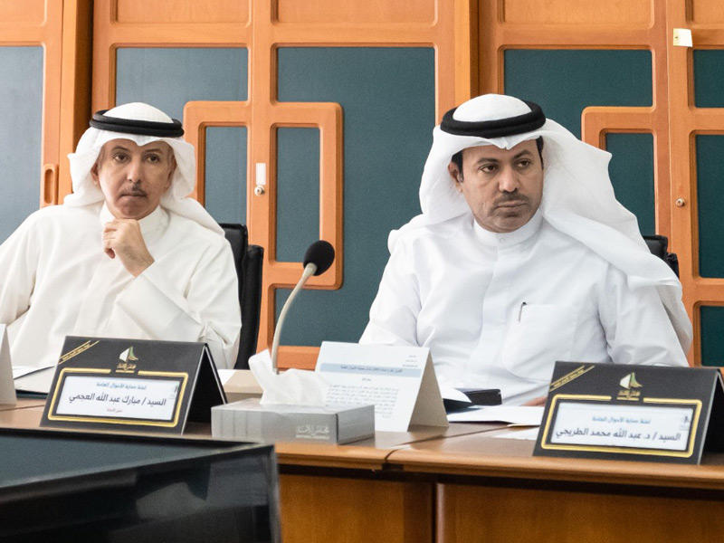 جانب من اعضاء اللجنة في اجتماع سابق 