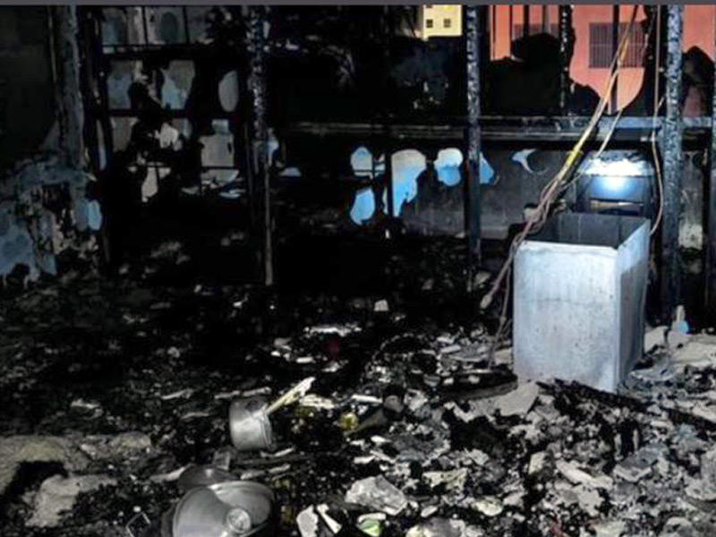 آثار الحريق بالمنزل العربي