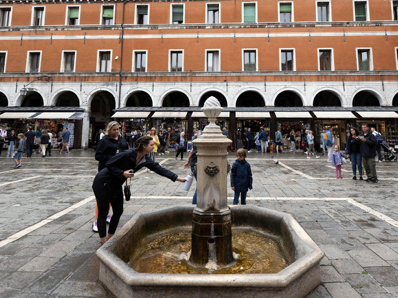 السواح يشربون من نافورة البندقية 