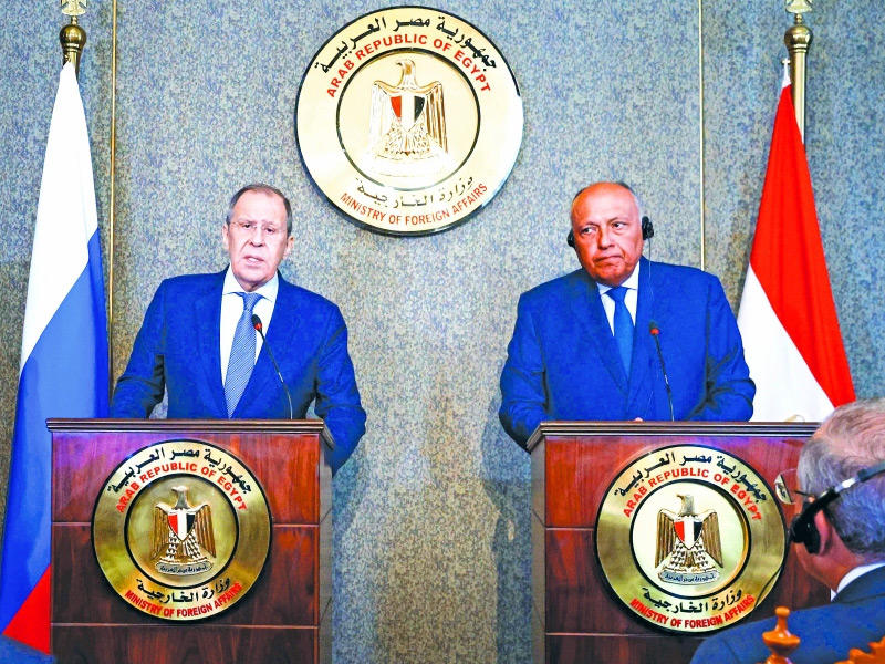 المؤتمر الصحافي لشكري ولافروف في القاهرة أمس (أ ف ب)