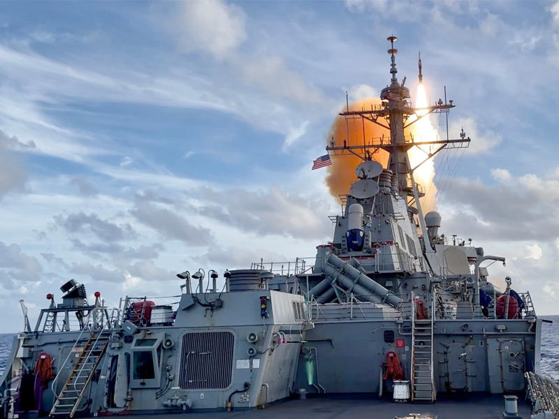 مدمرة أميركية تطلق صاروخاً بمناورة متعددة المحاور أمس الأول (الأسطول السابع).