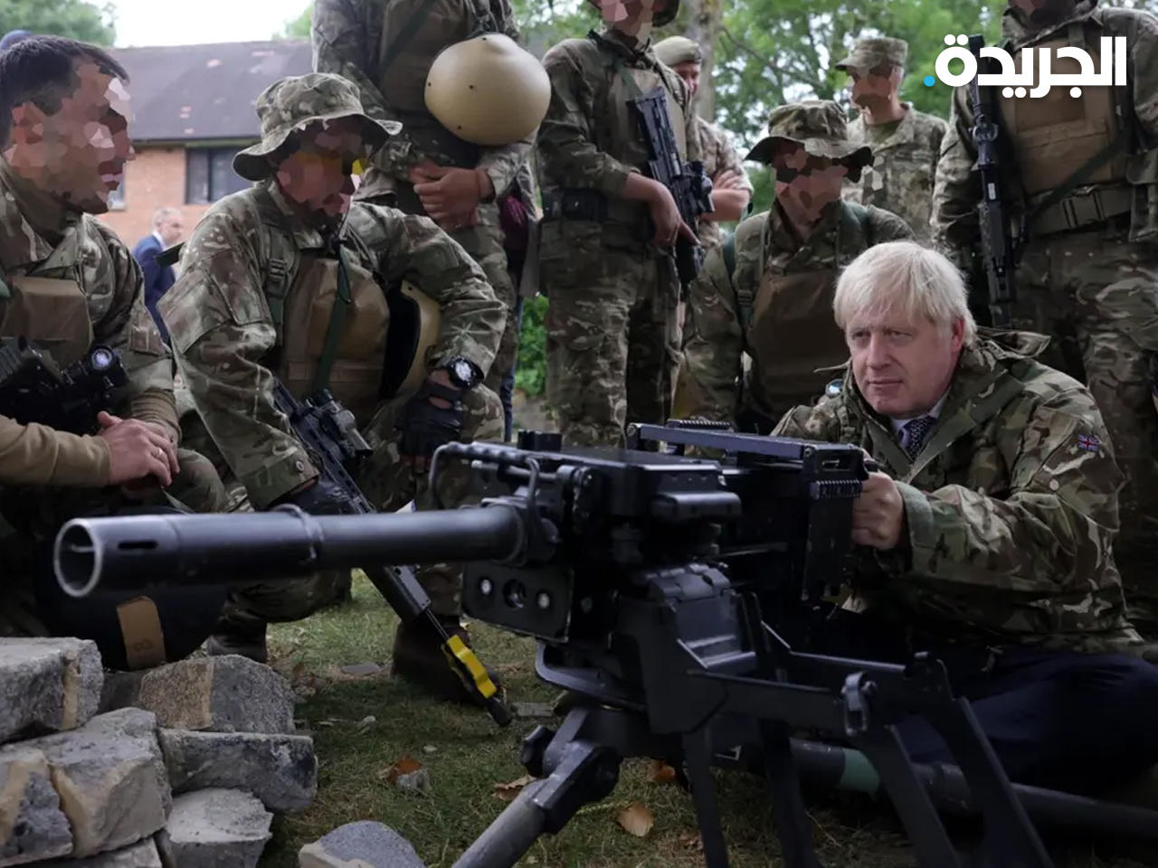 جونسون يطلق النار والقنابل في تدريبات مع عسكريين أوكرانيين