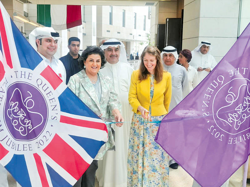 الشيخة هالة والسفيرة البريطانية ودشتي يفتتحون المعرض أمس