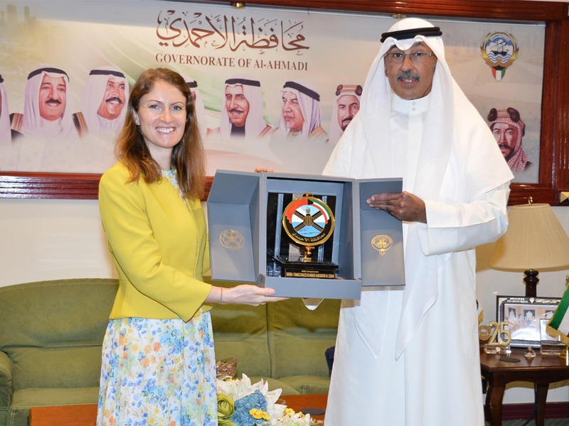 درع تذكارية من المحافظ للسفيرة البريطانية