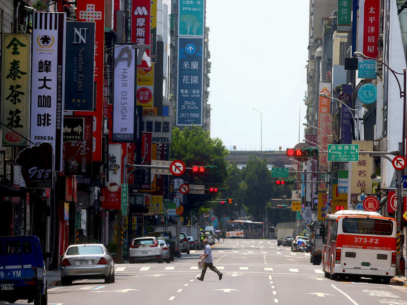 تايواني يركض بأحد شوارع تايبيه للاحتماء أثناء تدريبات على التعرّض لغارة جوية صينية (رويترز)