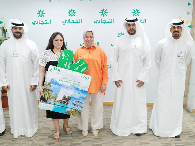 إحدى الفائزات تتسلم جائزتها