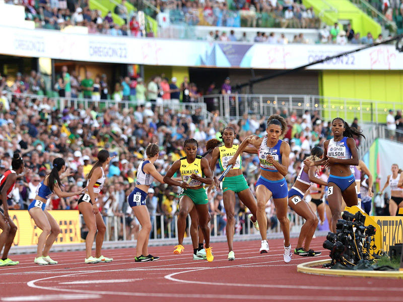 جانب من سباق 400 م تتابع للسيدات