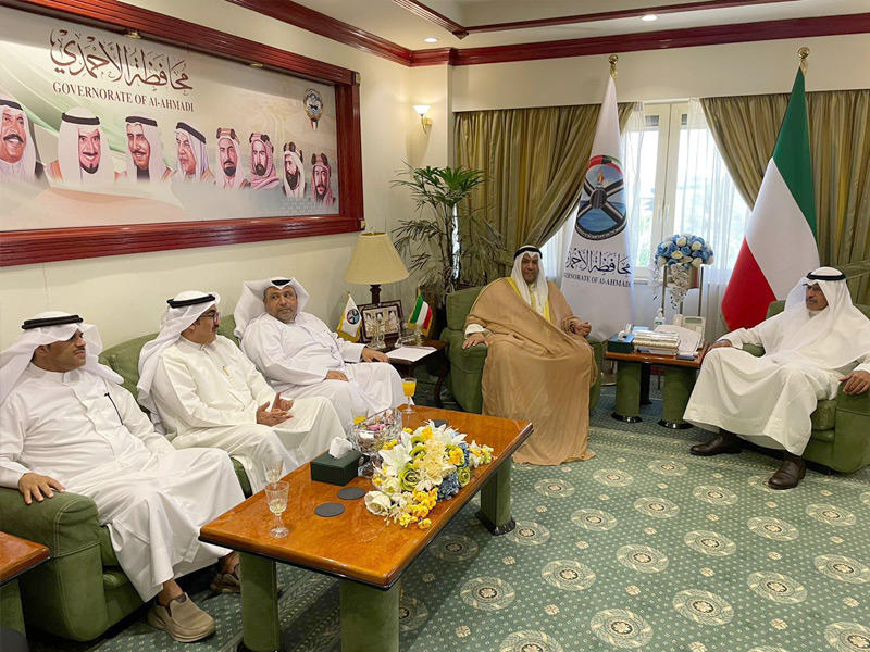 محافظ الأحمدي الشيخ فواز الخالد مستقبلاً فريق مدينة صباح الأحمد التطوعي