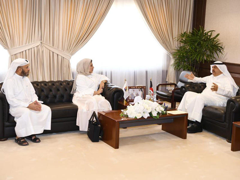 محافظ حولي علي الأصفر مستقبلاً وفد الجمعية الكويتية للطاقة المستدامة 