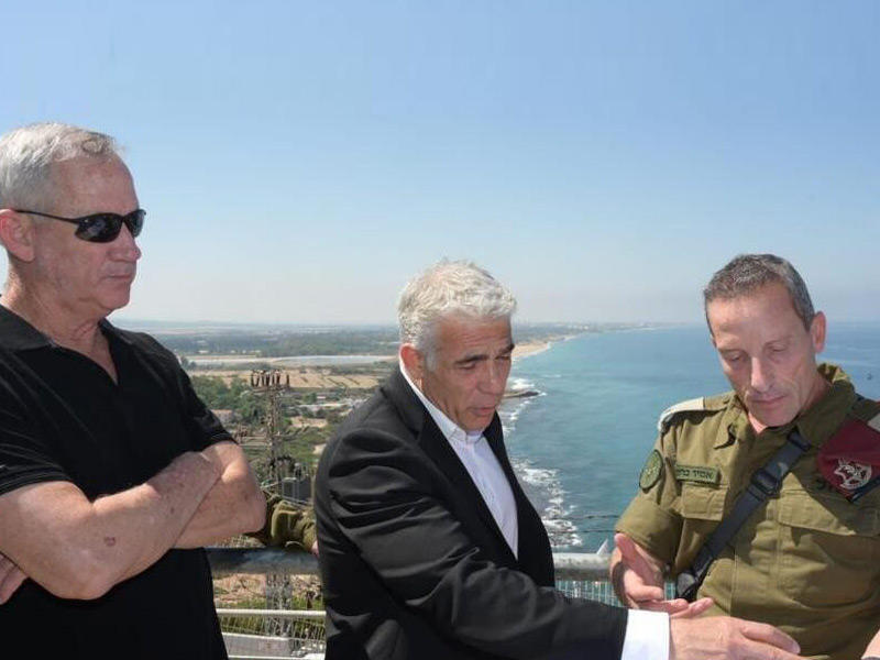 رئيس الوزراء يائير لابيد وغانتس خلال متابعة مناورات أجراها الجيش الإسرائيلي للتصدي لهجمات في البحر الأحمر الثلاثاء الماضي