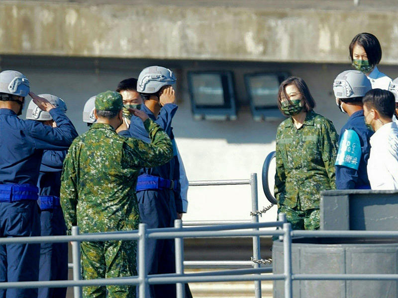 رئيسة تايوان على متن المدمرة في ميناء سواو (أ ف ب)