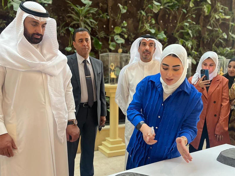  الرومي خلال جولته بمعرض الآثار في الكلية