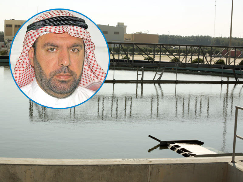 أحد أحواض المعالجة في محطة كبد وفي الاطار مدير إدارة تشغيل وصيانة المحطات في قطاع الهندسة الصحية بالوزارة، م. علي بوالبنات