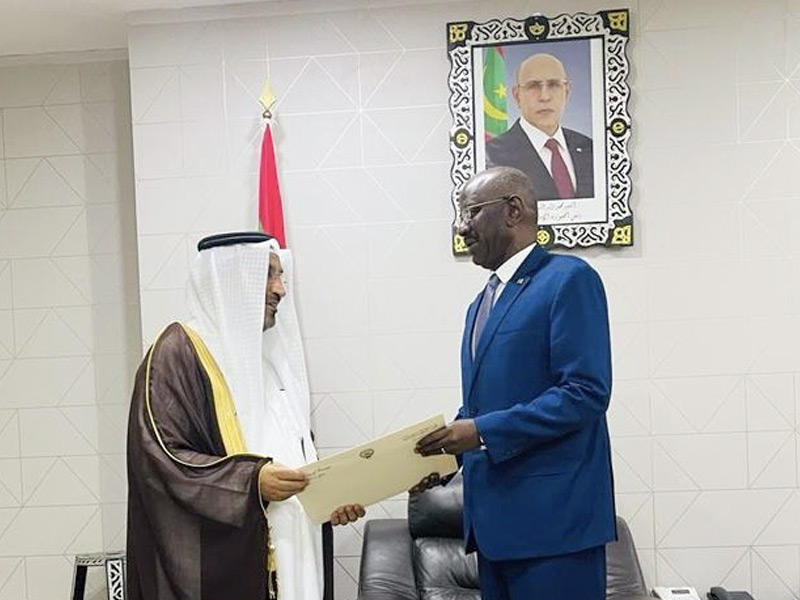 الدوسري لدى تقديم أوراق اعتماده