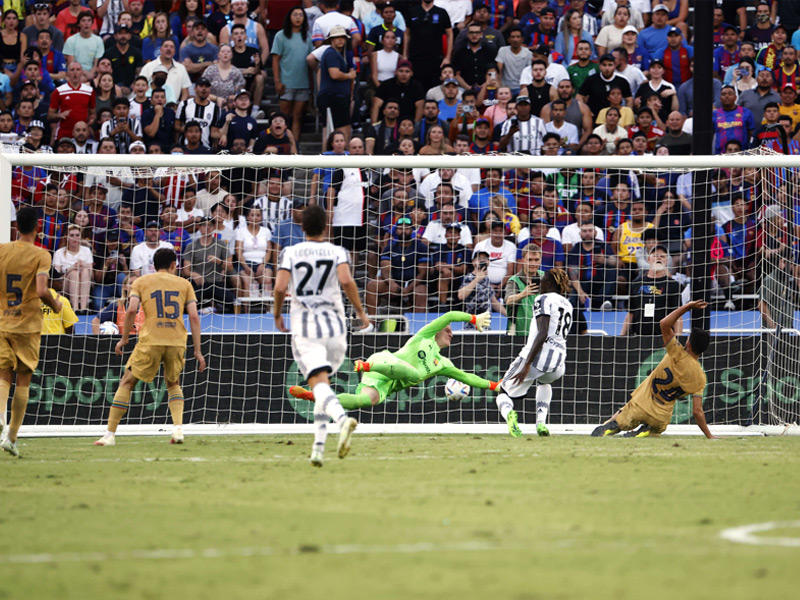 يوفنتوس يسجل هدف التعادل في مباراته الودية مع برشلونة