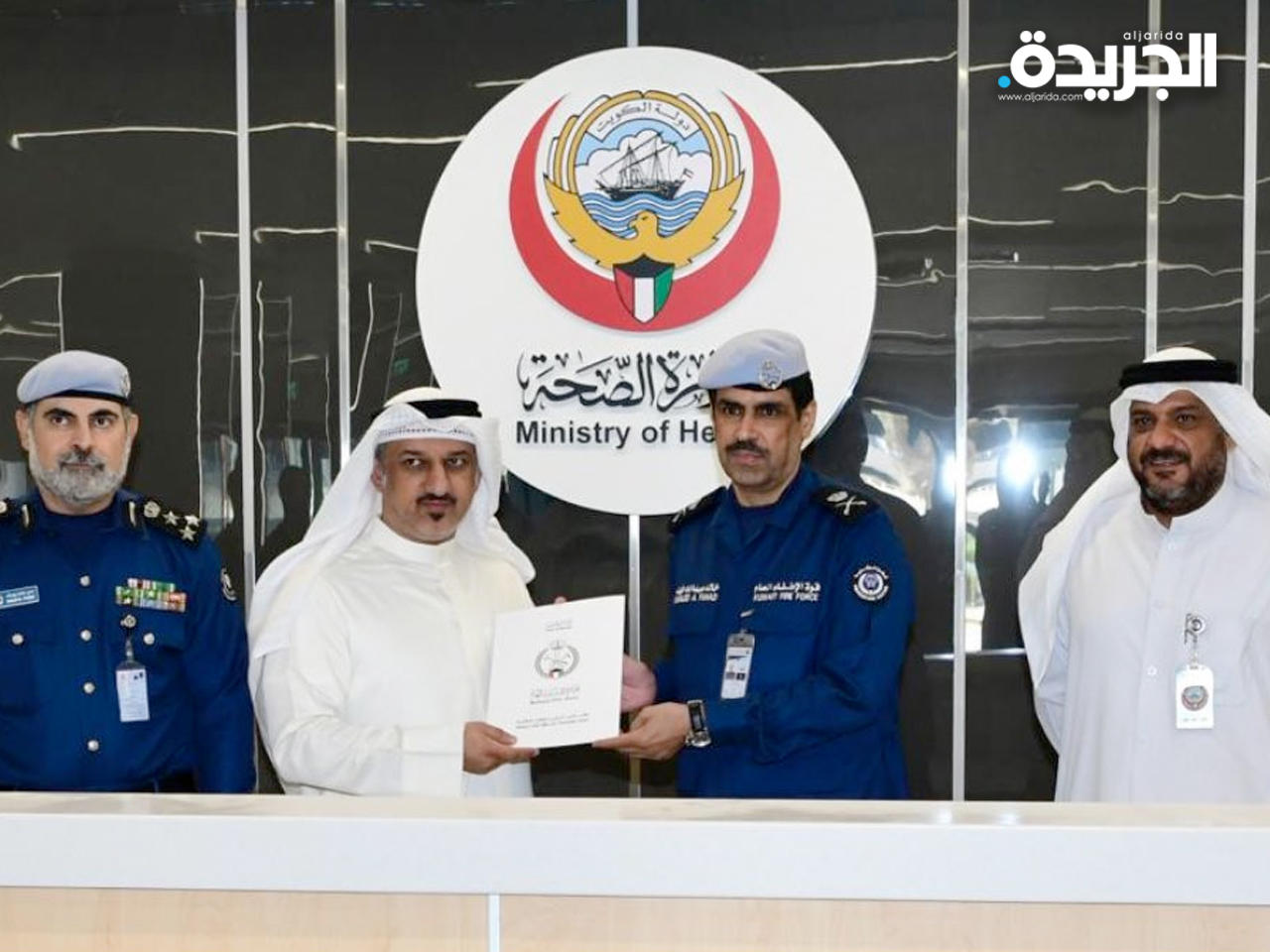 جانب من تسليم الرخصة